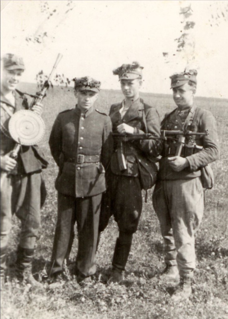 drugi od lewej Jan Turowski "Orlicz" i Henryk Olczak "Lew"